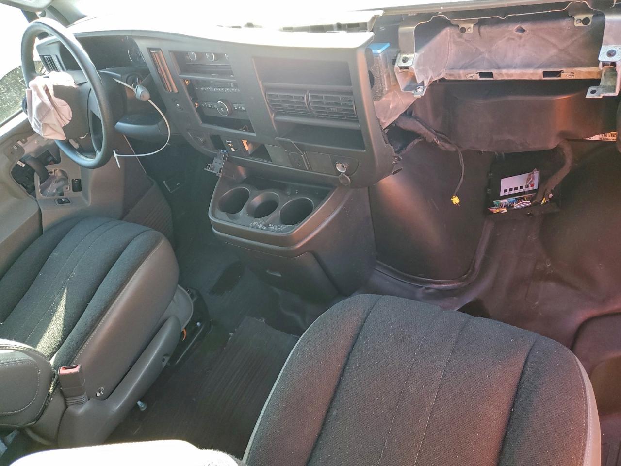 2024 GMC SAVANA G2500 photo 15