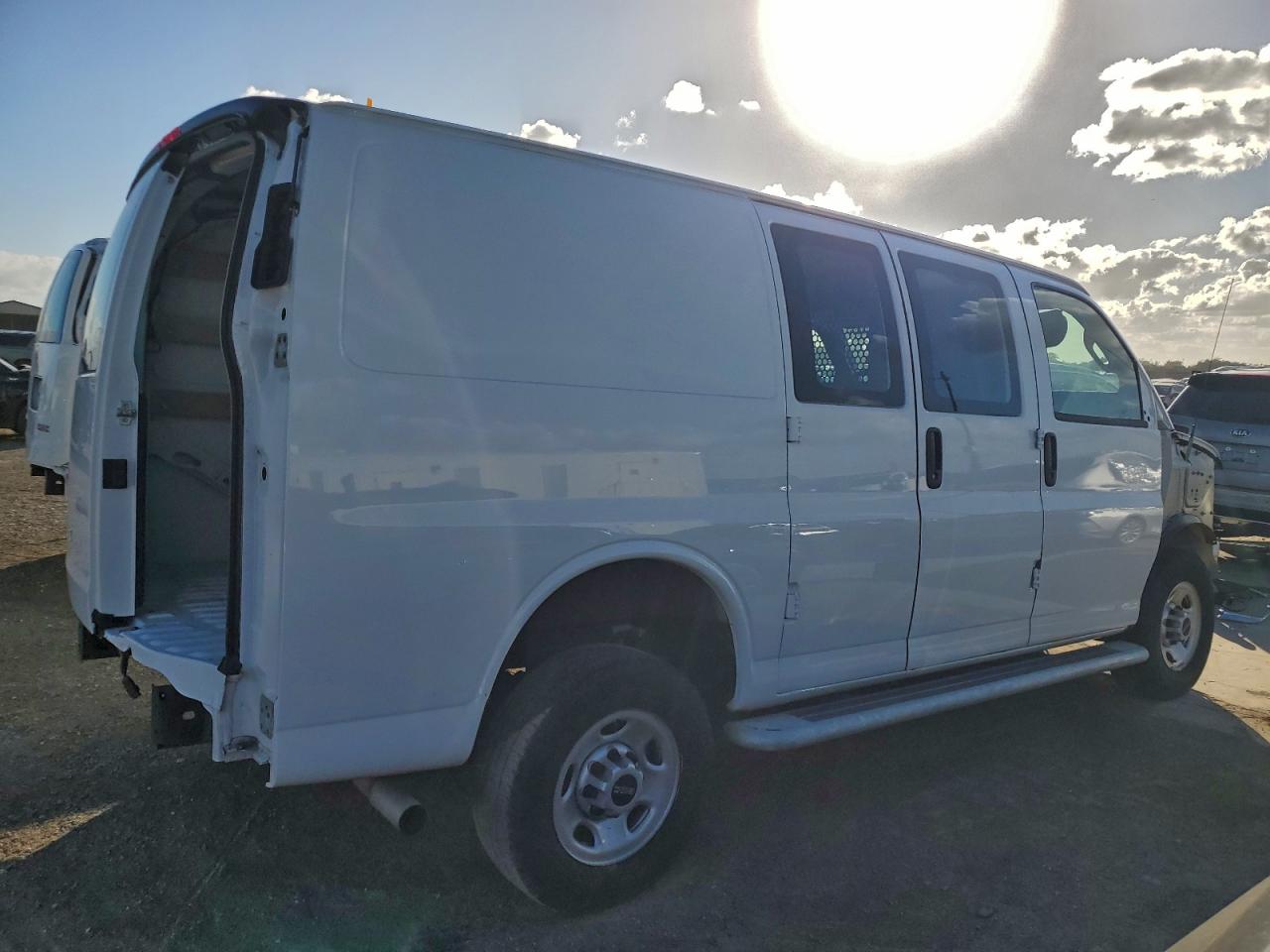 2024 GMC SAVANA G2500 photo 5