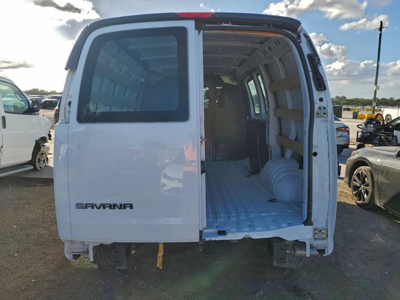 2024 GMC SAVANA G2500 photo 11
