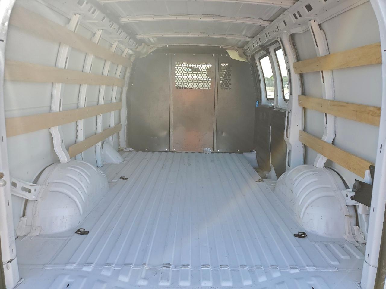 2024 GMC SAVANA G2500 photo 19