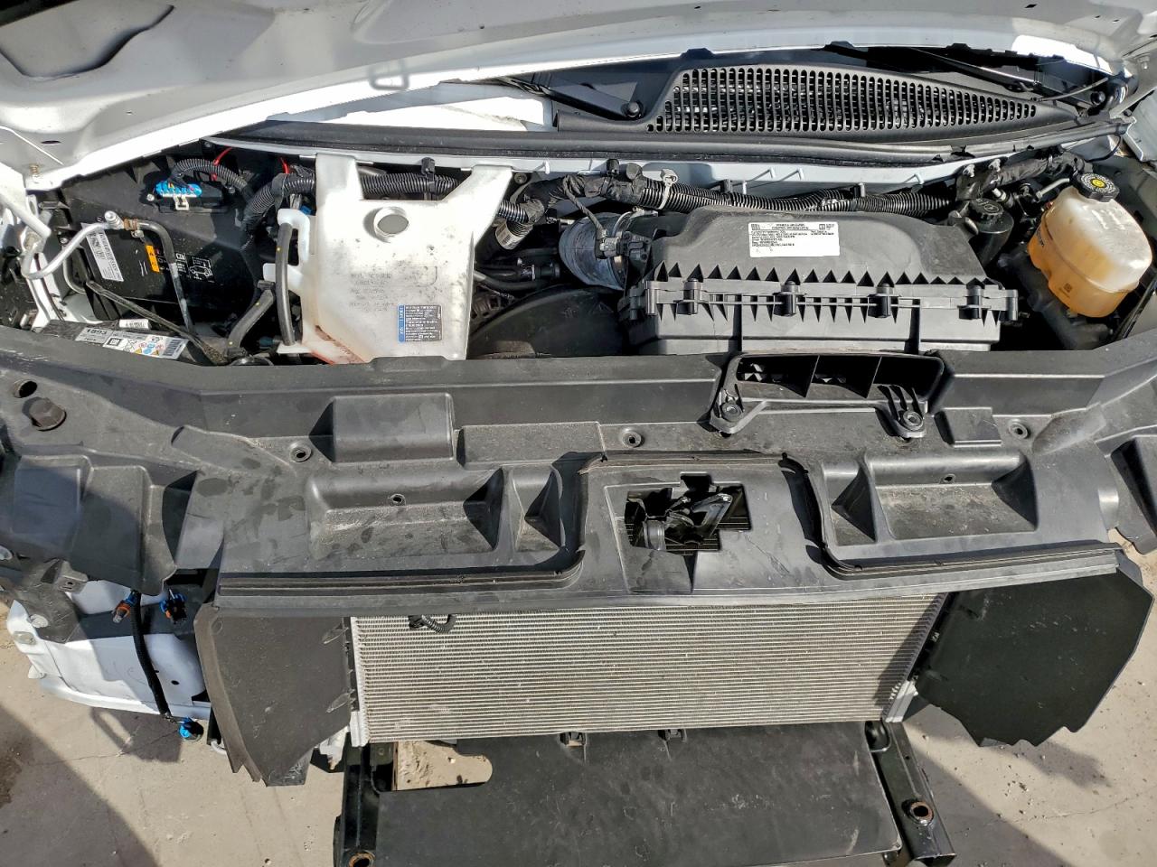 2024 GMC SAVANA G2500 photo 23