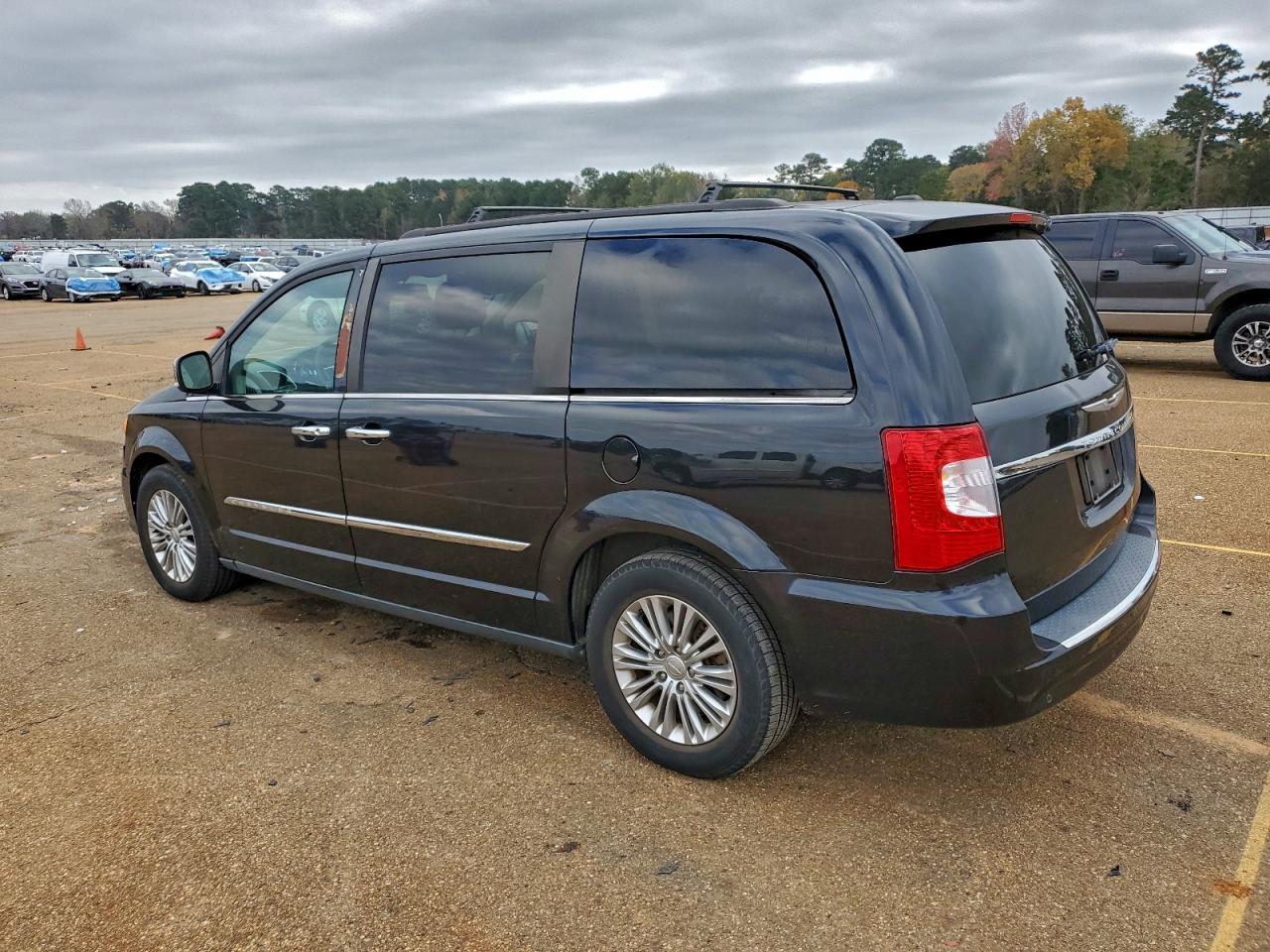 2015 CHRYSLER TOWN & COUNTRY TOURING L photo 2