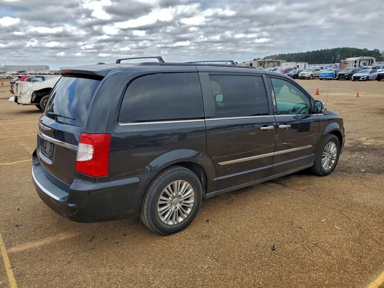 2015 CHRYSLER TOWN & COUNTRY TOURING L photo 3