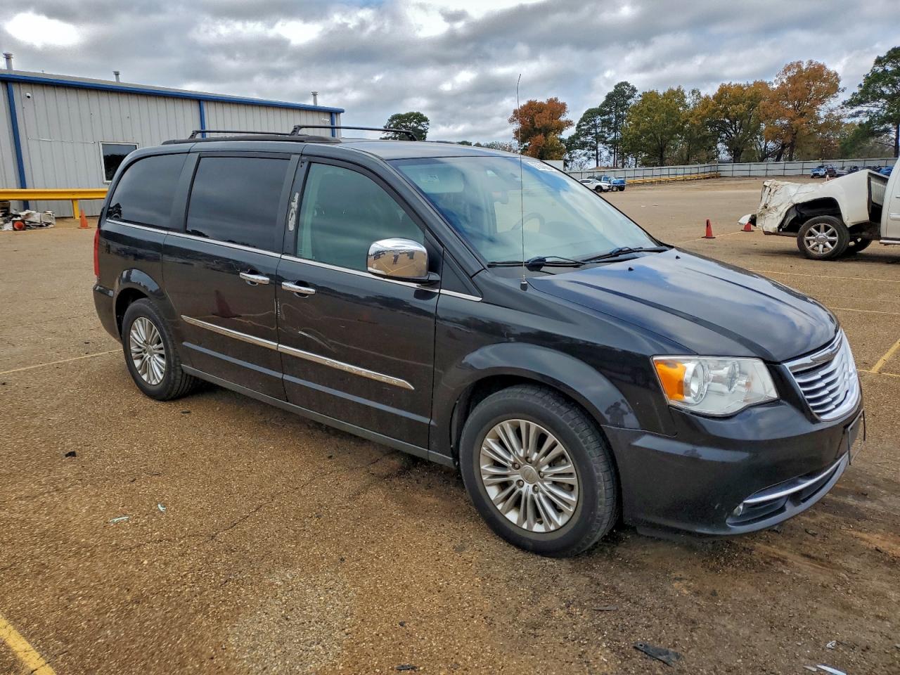 2015 CHRYSLER TOWN & COUNTRY TOURING L photo 4