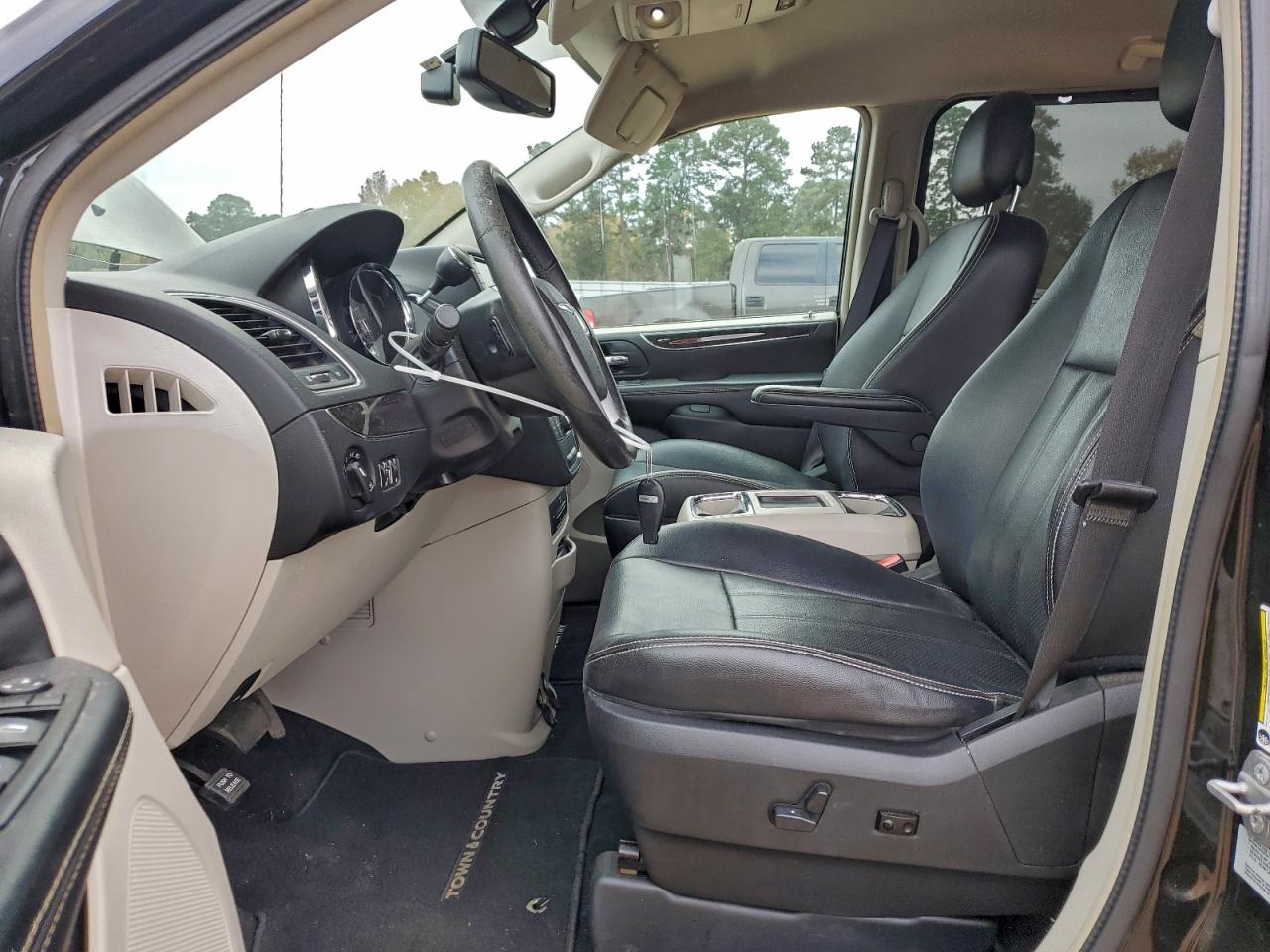 2015 CHRYSLER TOWN & COUNTRY TOURING L photo 7