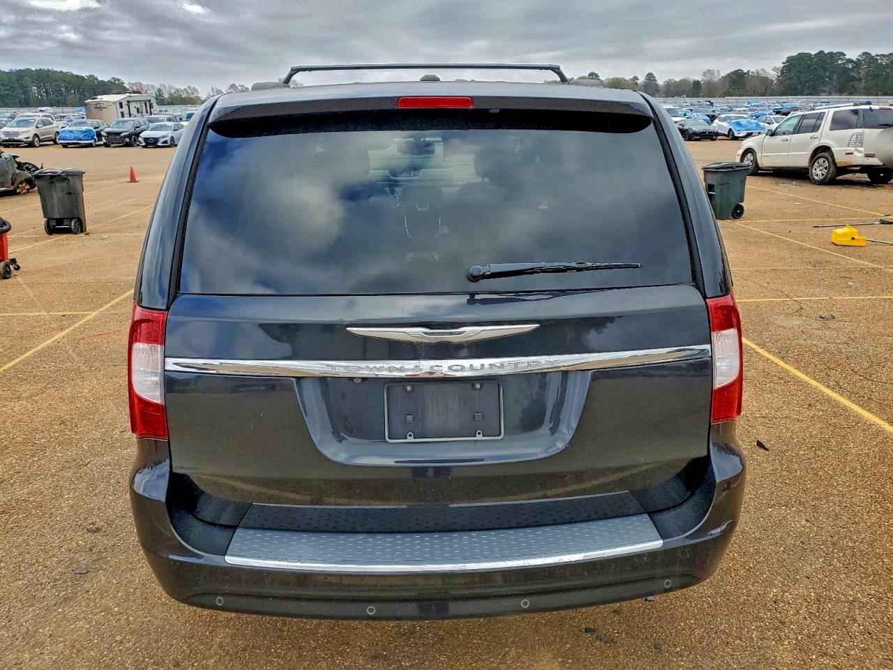 2015 CHRYSLER TOWN & COUNTRY TOURING L photo 6