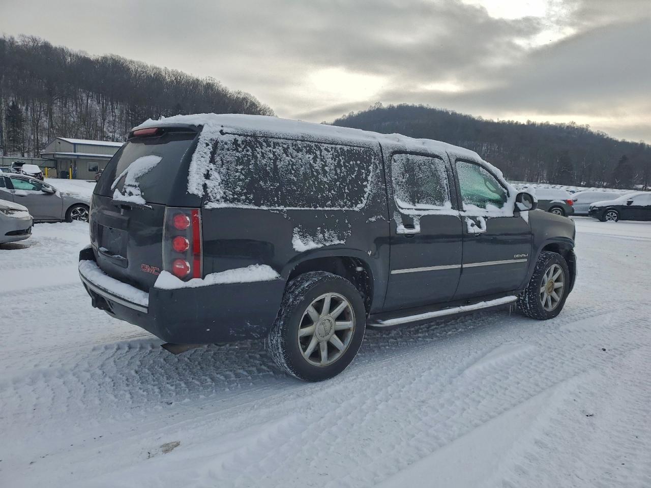 2011 GMC YUKON XL DENALI photo 3