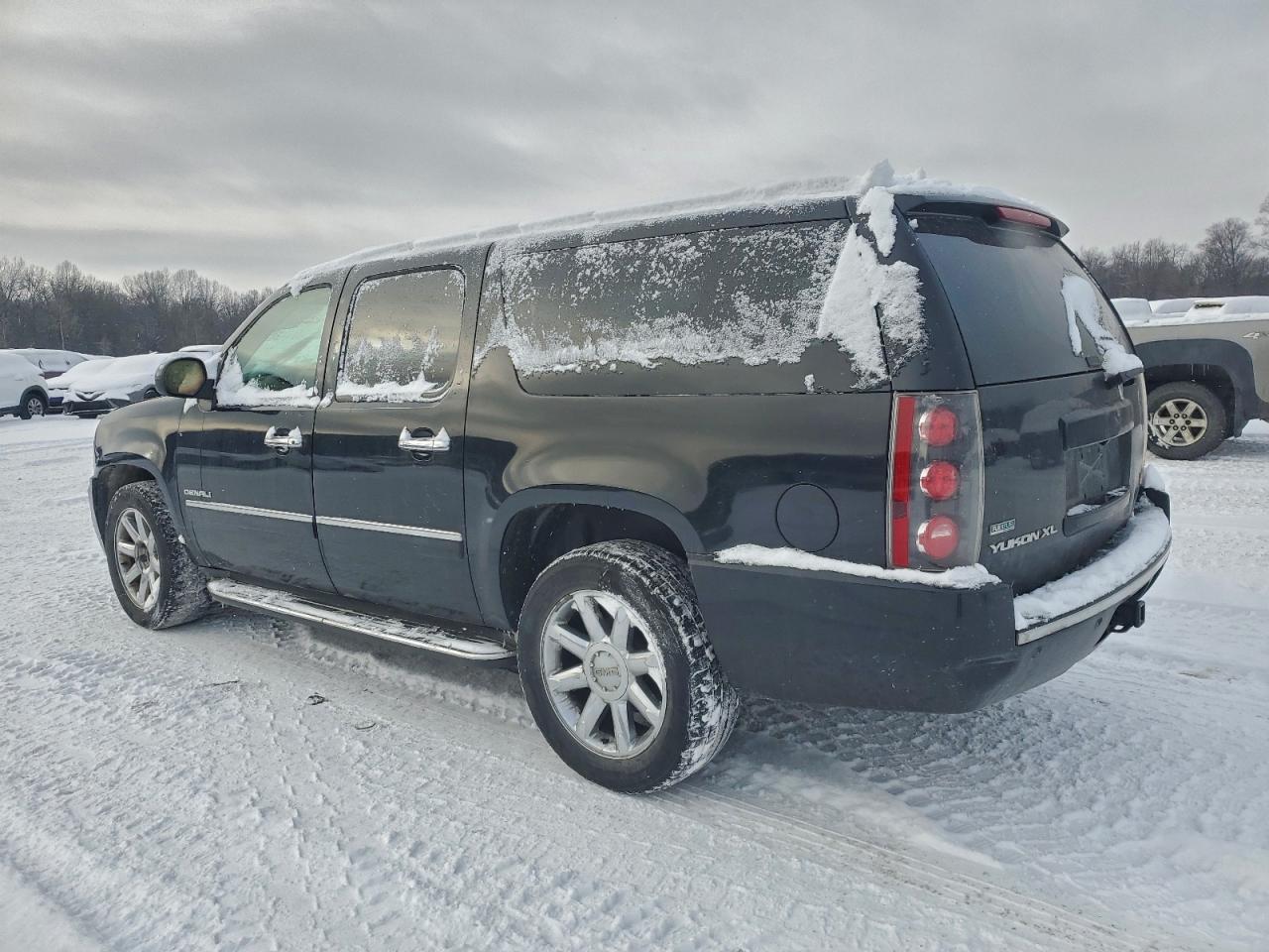 2011 GMC YUKON XL DENALI photo 2