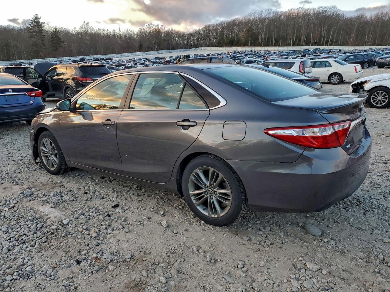 2016 TOYOTA CAMRY LE photo 3