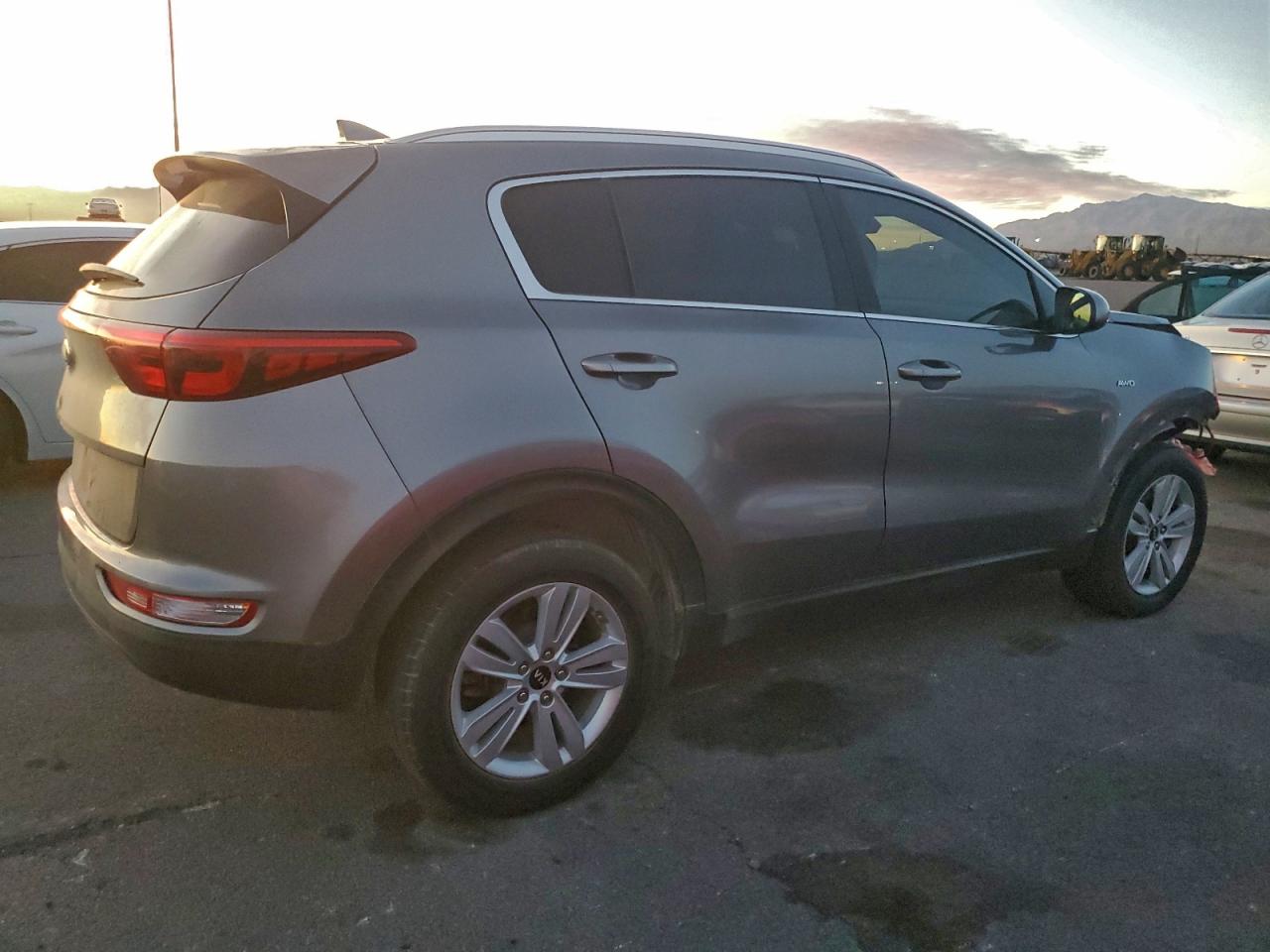 2018 KIA SPORTAGE LX photo 3