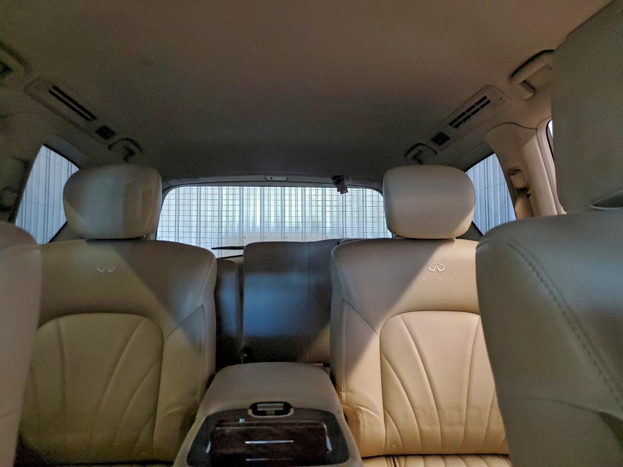 2012 INFINITI QX56 photo 10