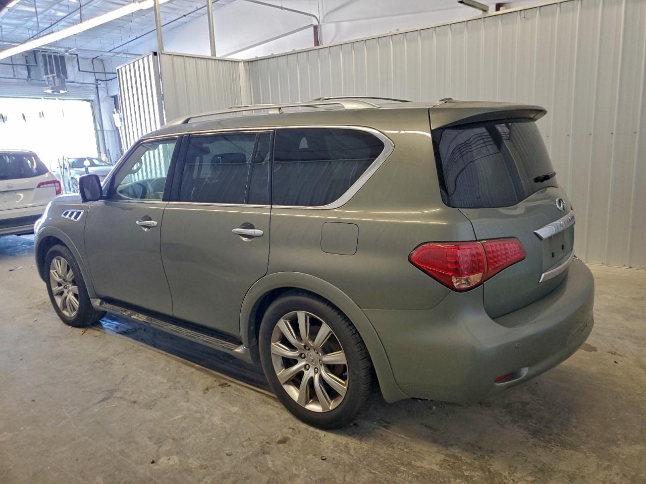 2012 INFINITI QX56 photo 2