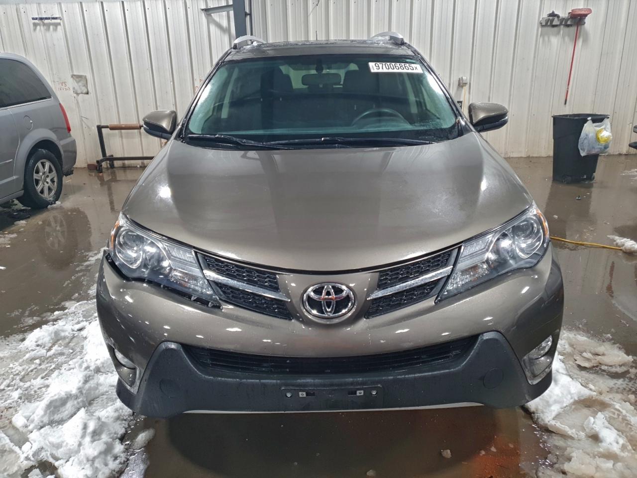 2015 TOYOTA RAV4 XLE photo 13