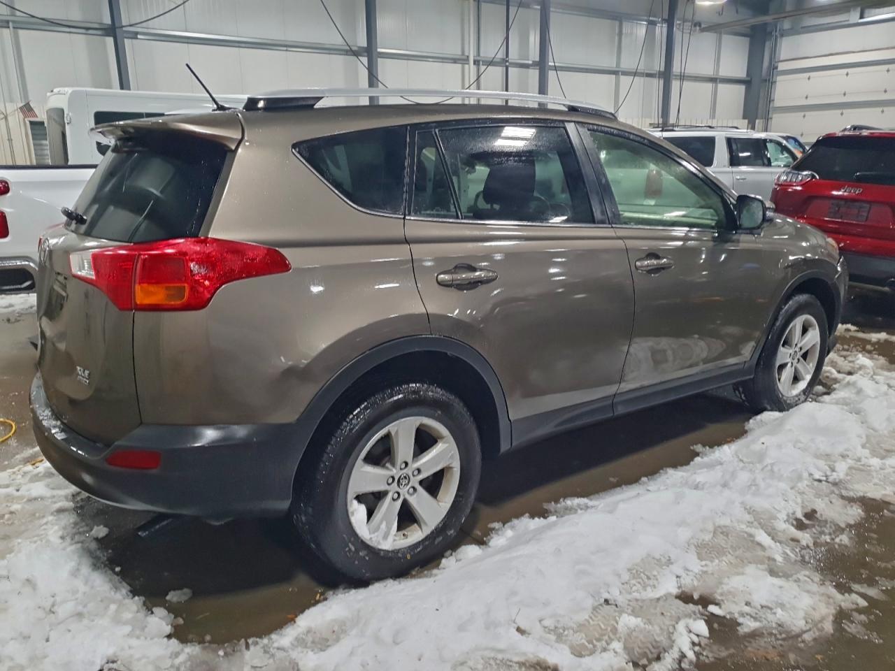 2015 TOYOTA RAV4 XLE photo 7