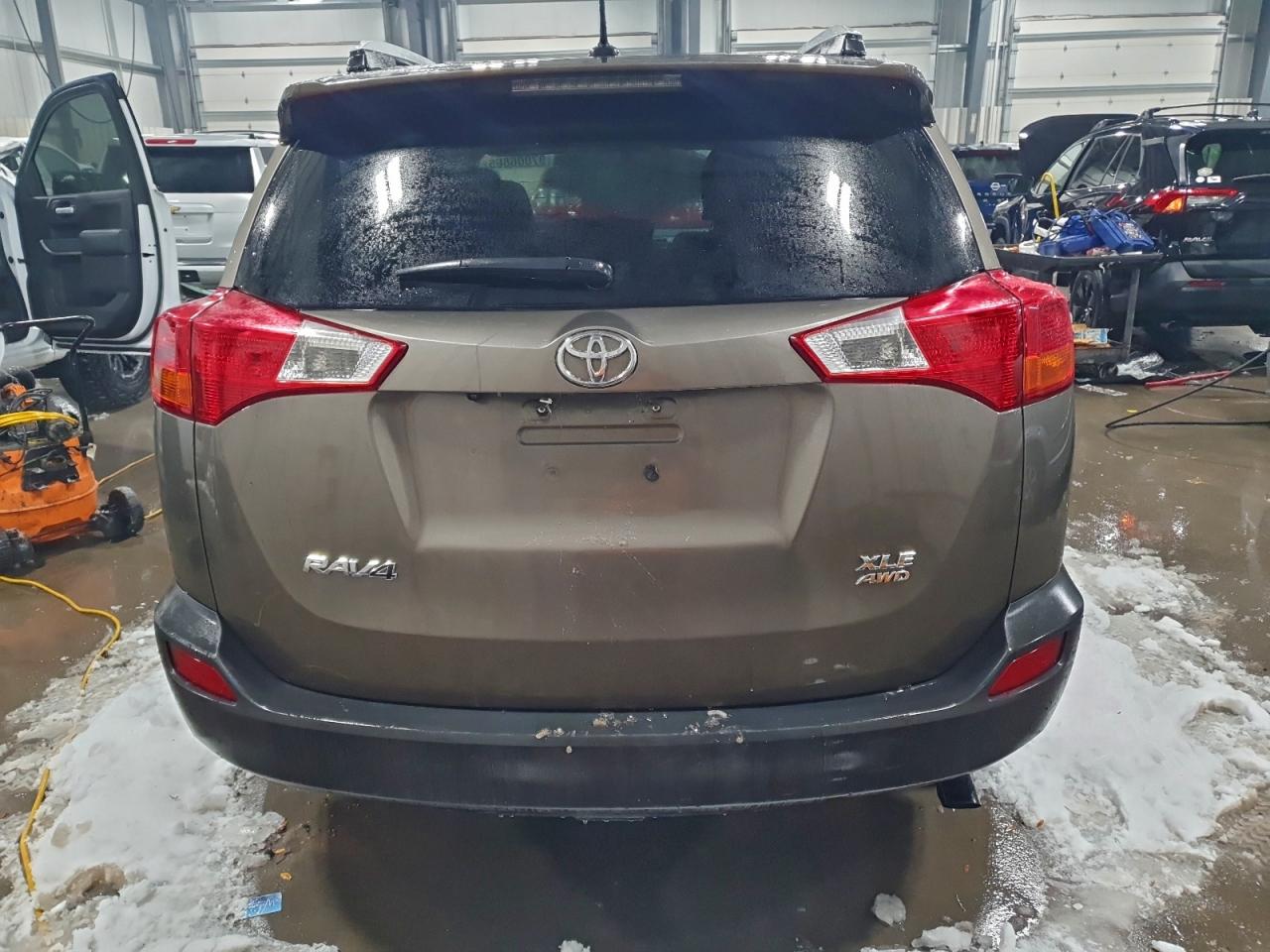 2015 TOYOTA RAV4 XLE photo 16