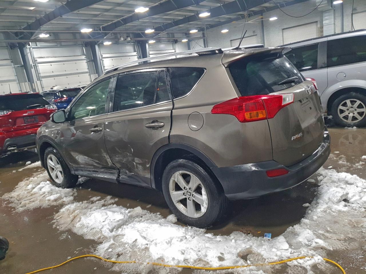 2015 TOYOTA RAV4 XLE photo 4
