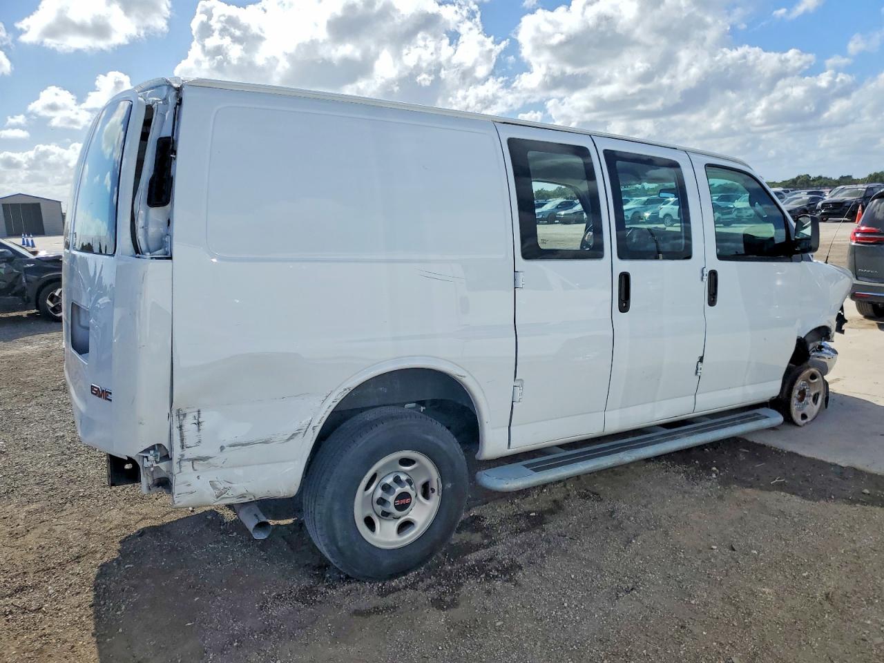 2024 GMC SAVANA G2500 photo 5