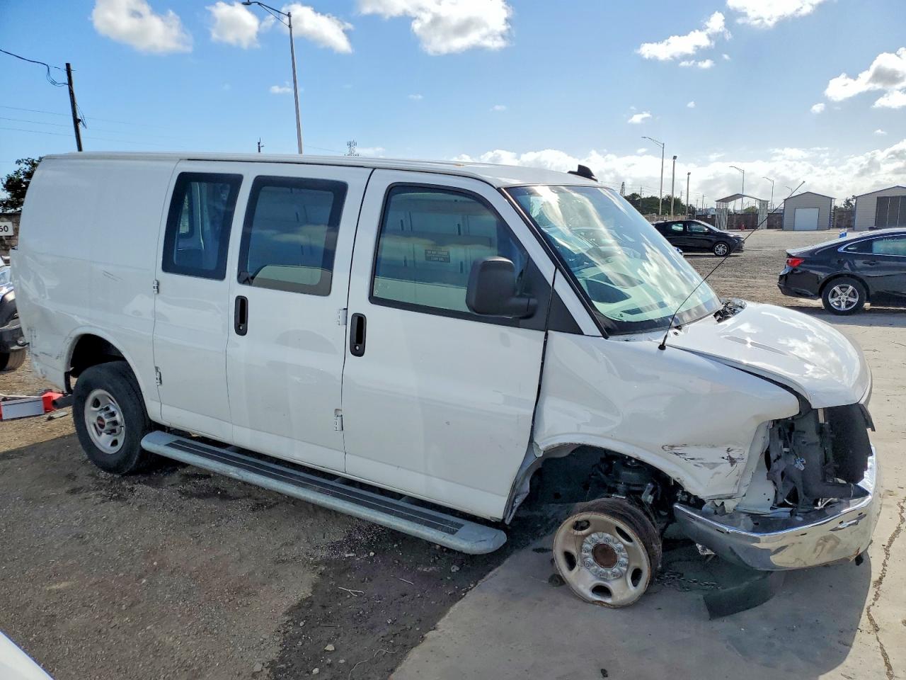 2024 GMC SAVANA G2500 photo 7