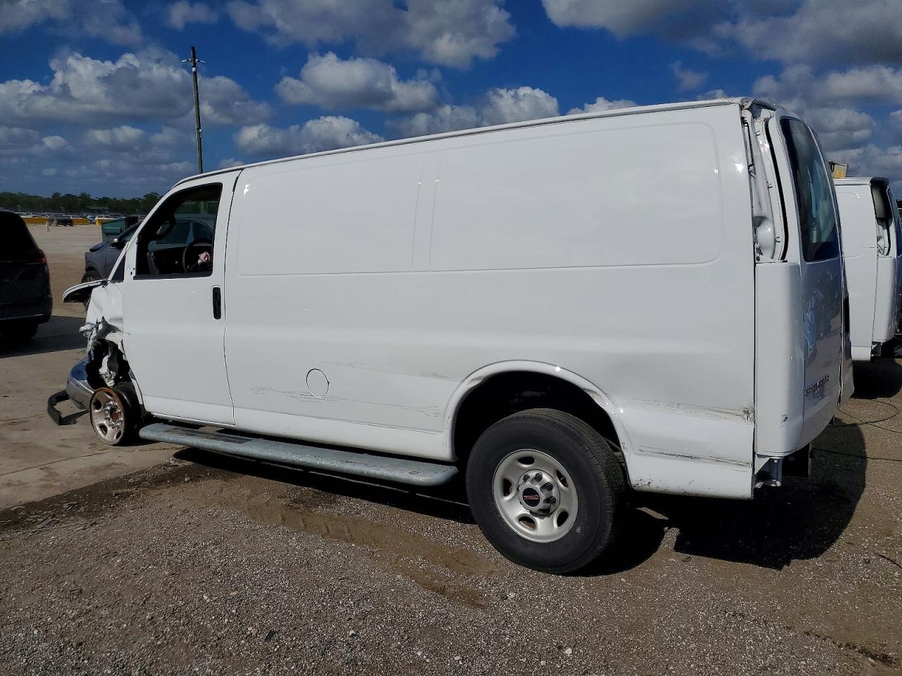 2024 GMC SAVANA G2500 photo 3