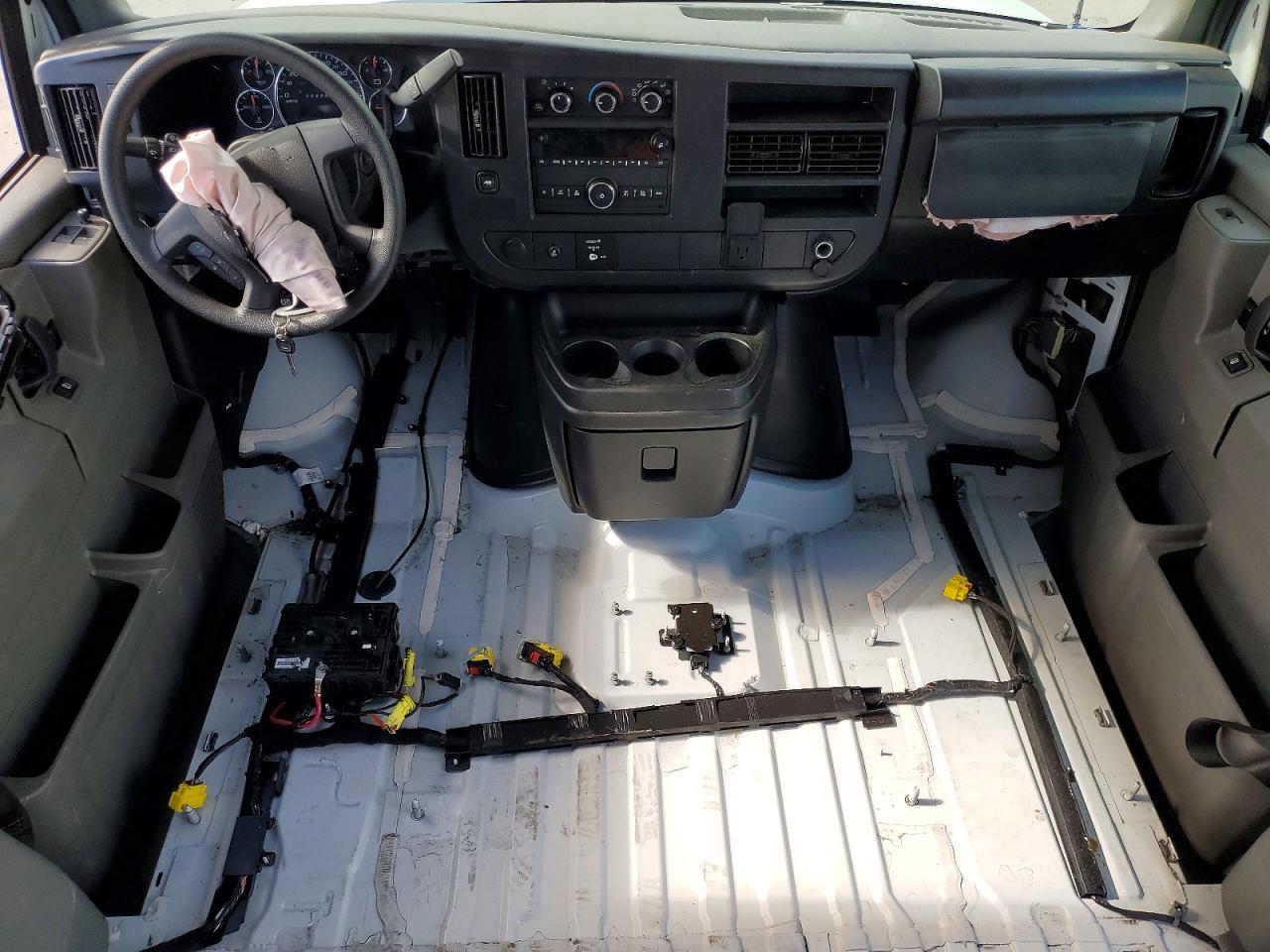 2024 GMC SAVANA G2500 photo 15
