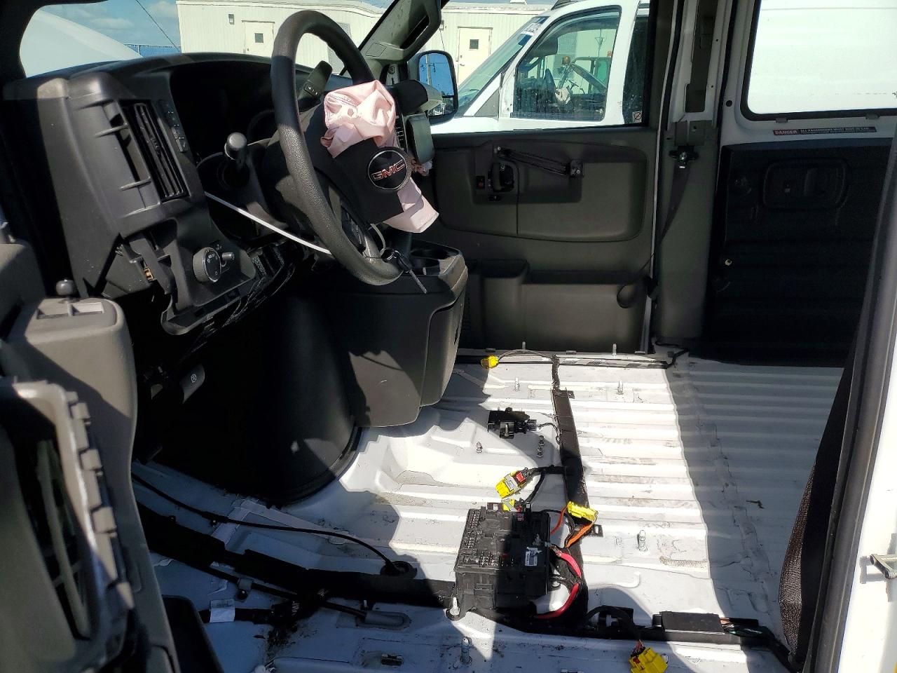 2024 GMC SAVANA G2500 photo 13