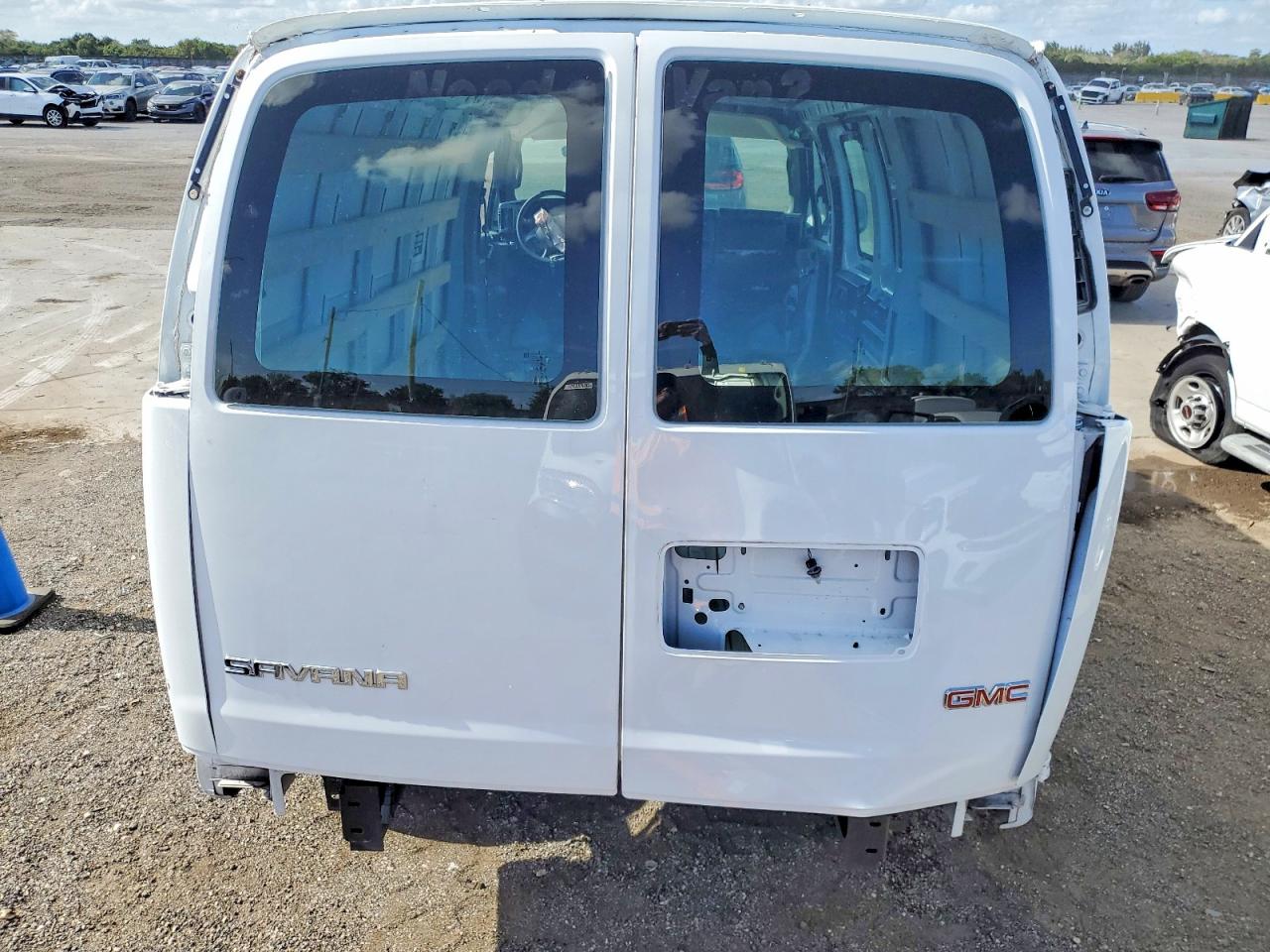 2024 GMC SAVANA G2500 photo 19
