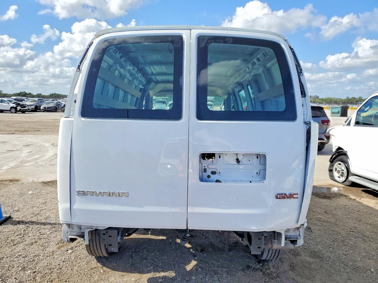 2024 GMC SAVANA G2500 photo 11