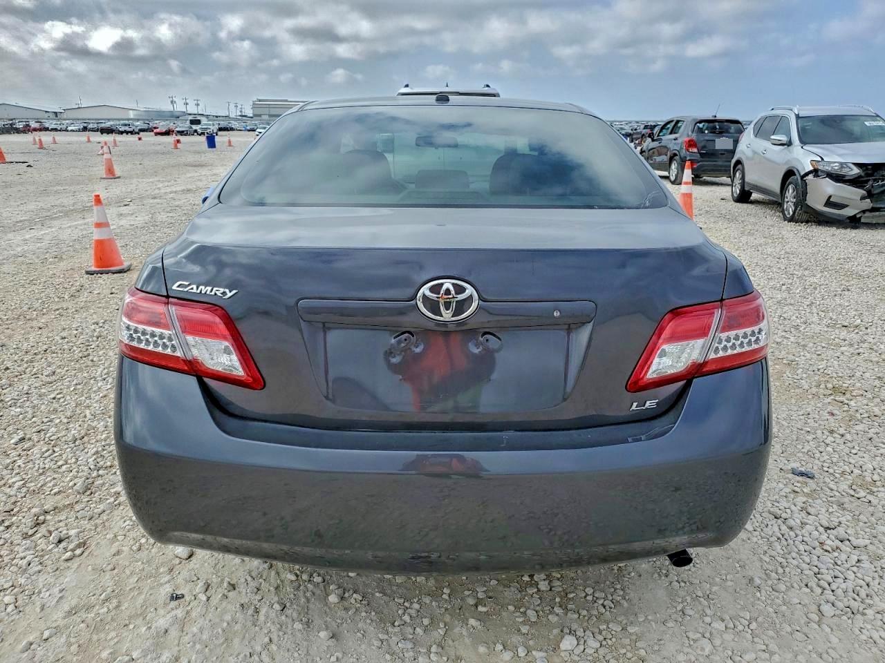 2011 TOYOTA CAMRY BASE photo 16