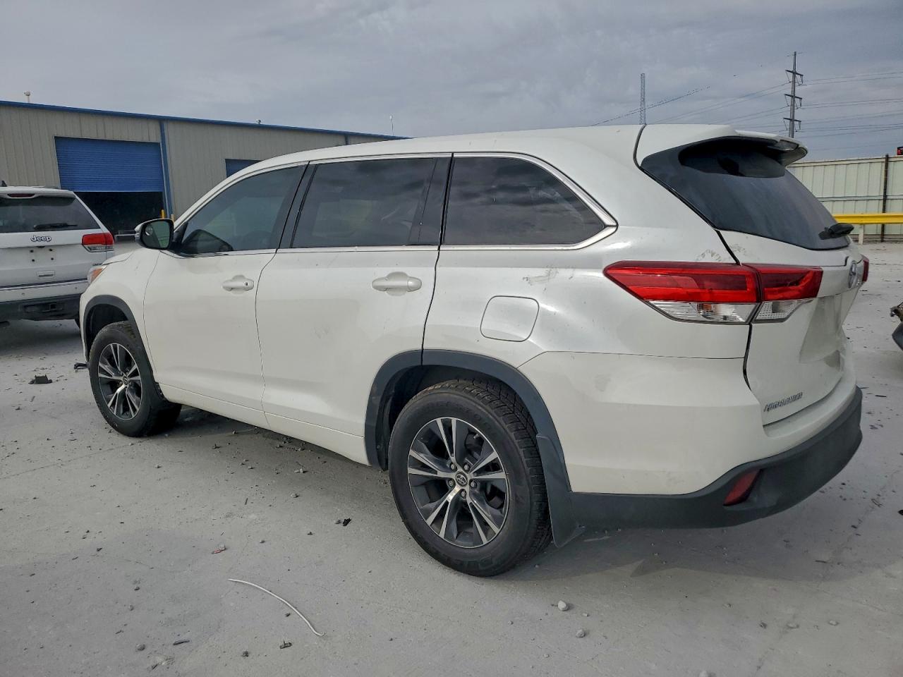 2017 TOYOTA HIGHLANDER LE photo 2