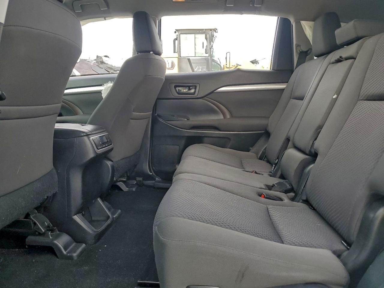 2017 TOYOTA HIGHLANDER LE photo 11