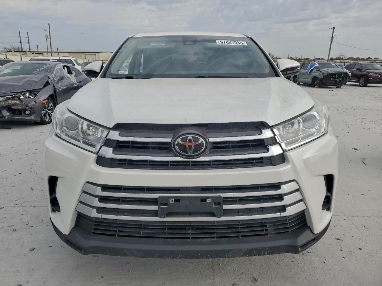 2017 TOYOTA HIGHLANDER LE photo 5