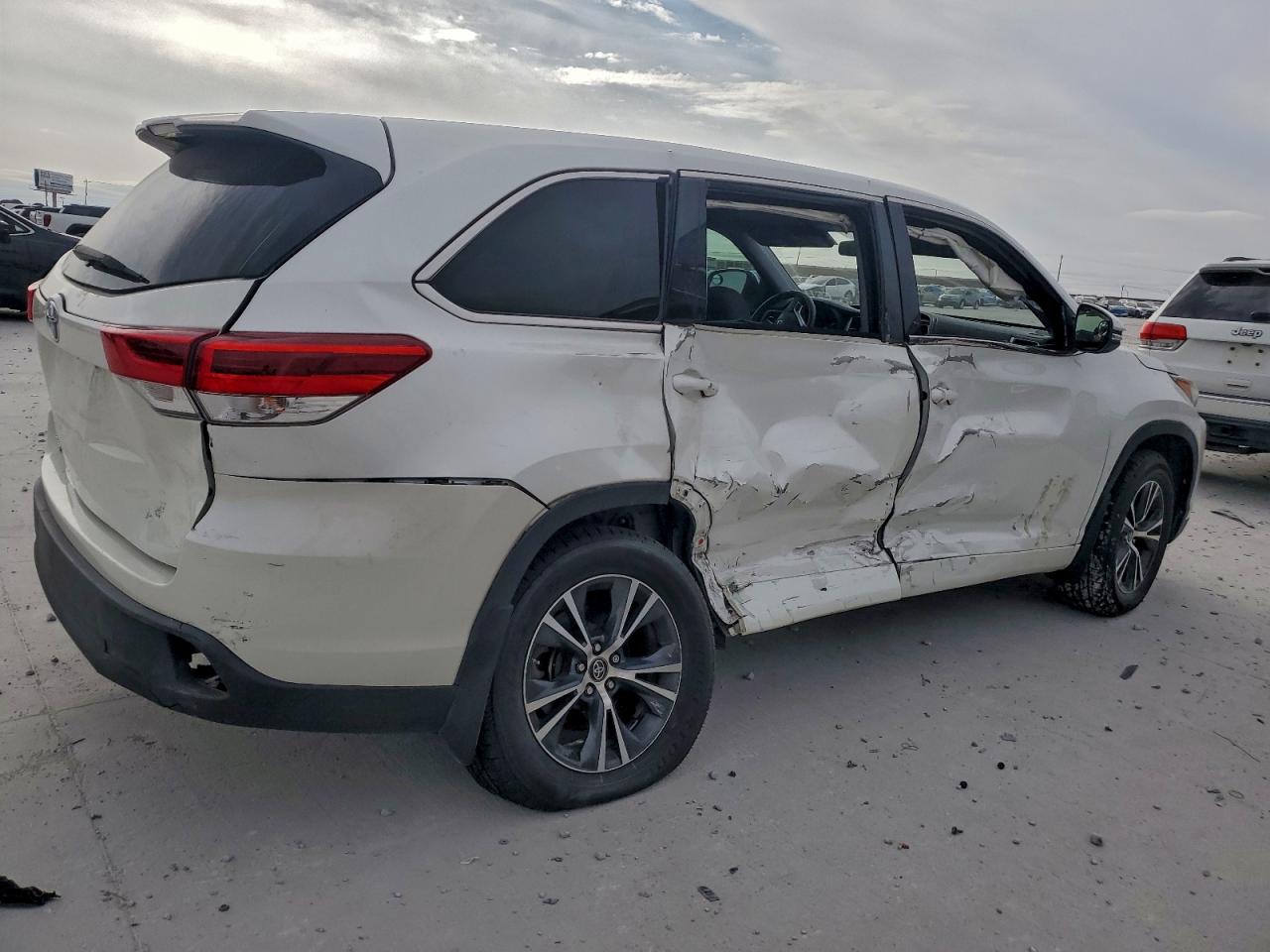 2017 TOYOTA HIGHLANDER LE photo 3