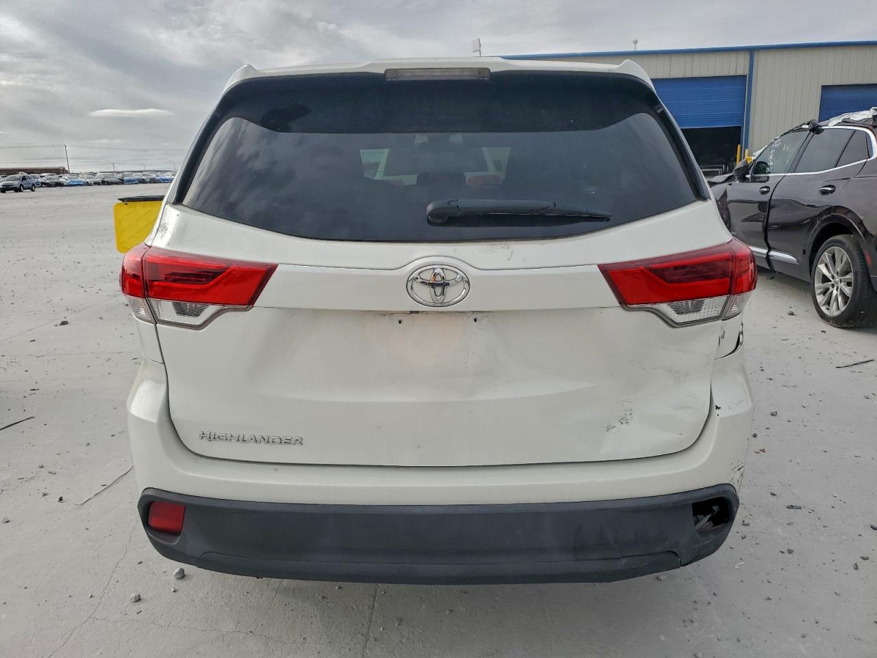 2017 TOYOTA HIGHLANDER LE photo 6
