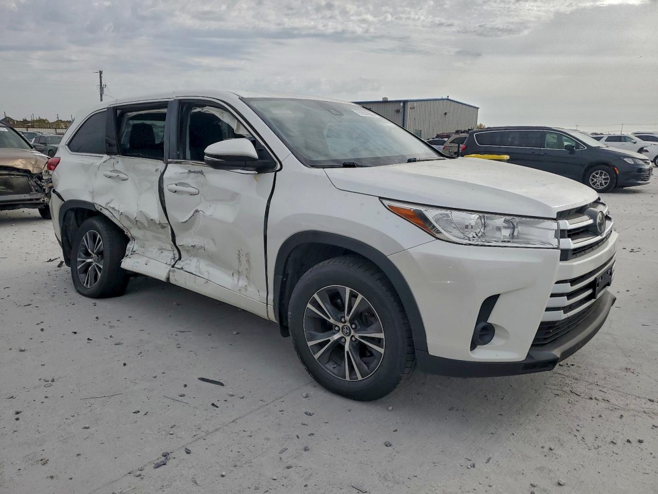 2017 TOYOTA HIGHLANDER LE photo 4