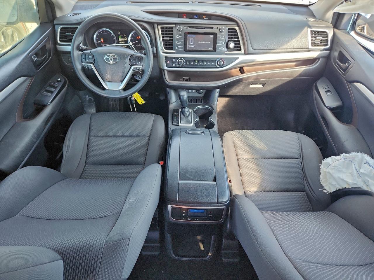 2017 TOYOTA HIGHLANDER LE photo 8