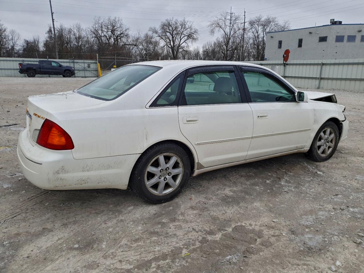 2001 TOYOTA AVALON XL photo 3