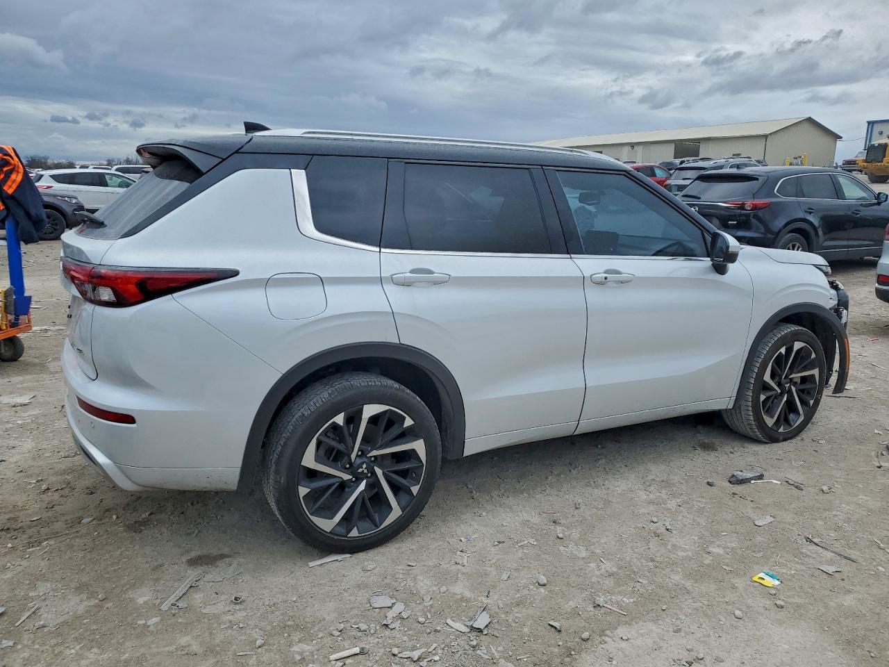 2024 MITSUBISHI OUTLANDER SEL photo 5