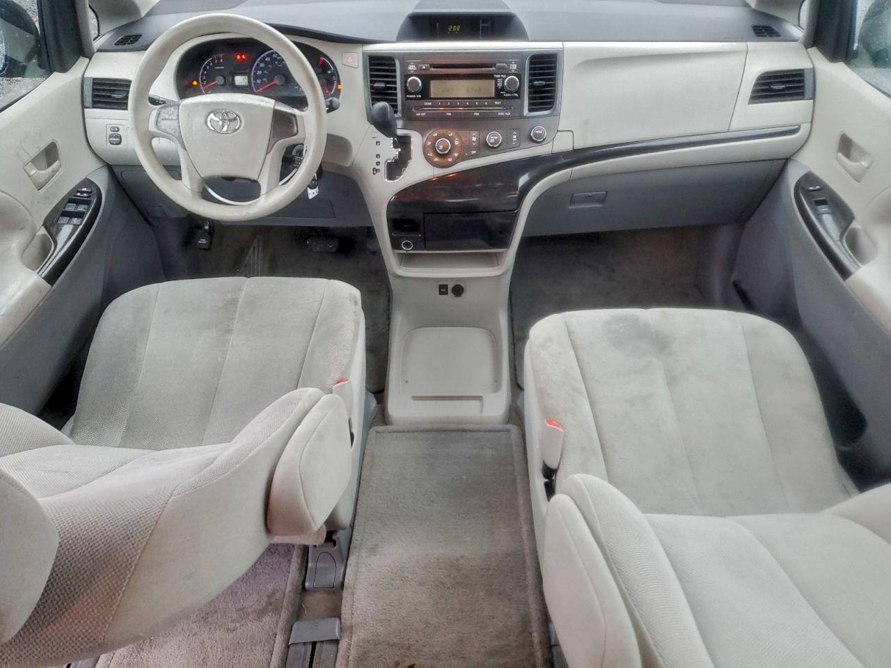 2013 TOYOTA SIENNA photo 8