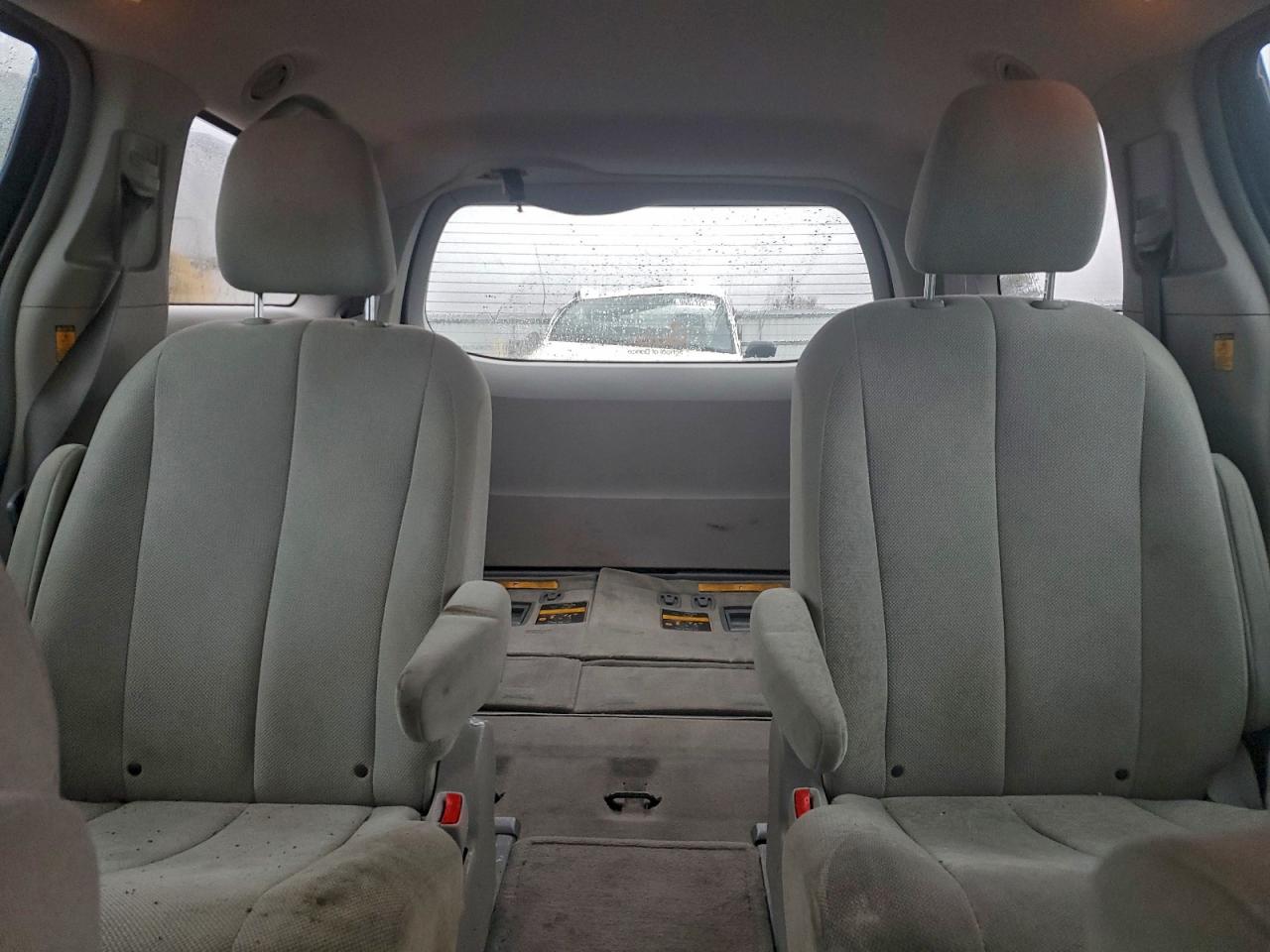 2013 TOYOTA SIENNA photo 10