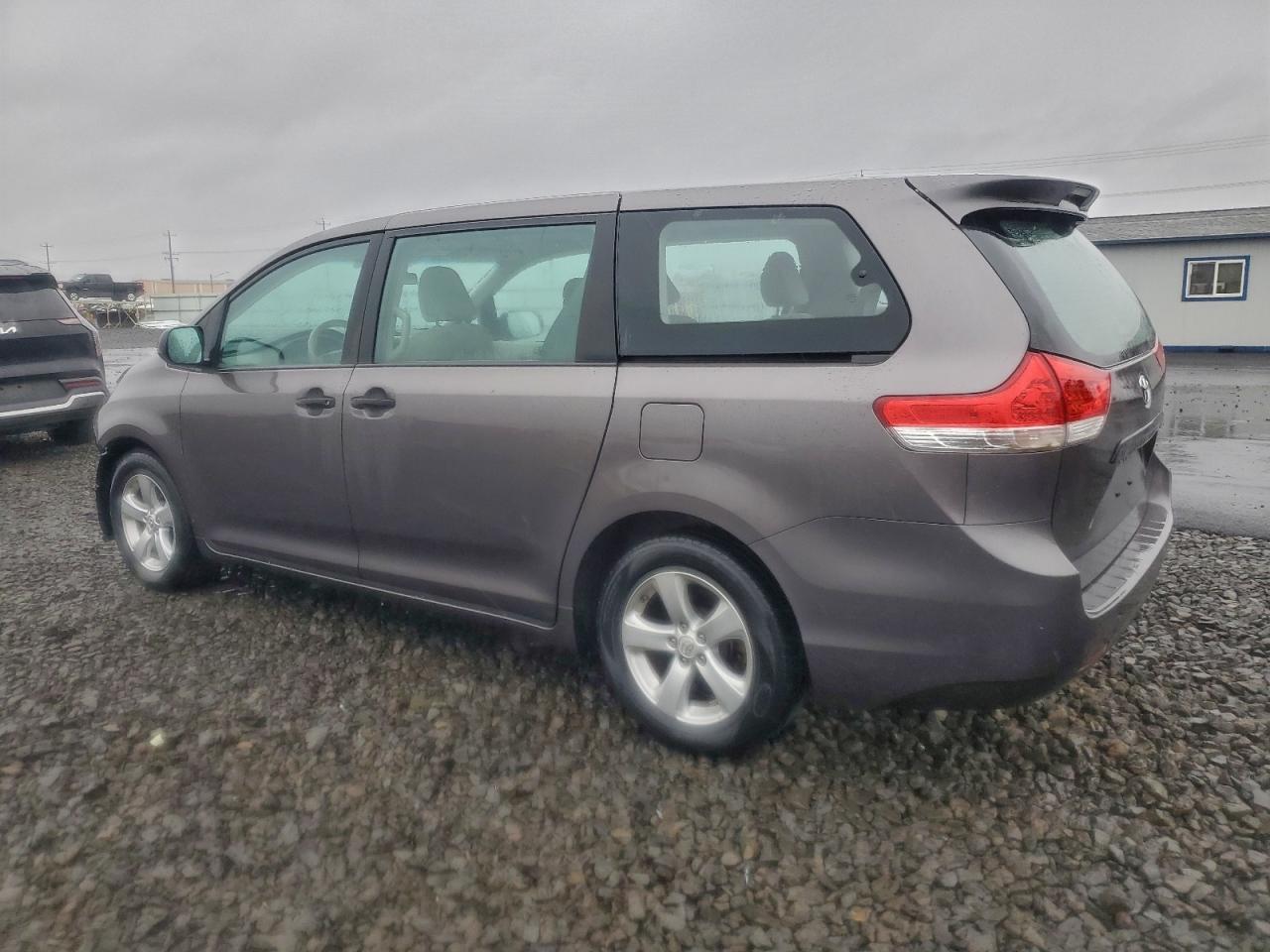 2013 TOYOTA SIENNA photo 2