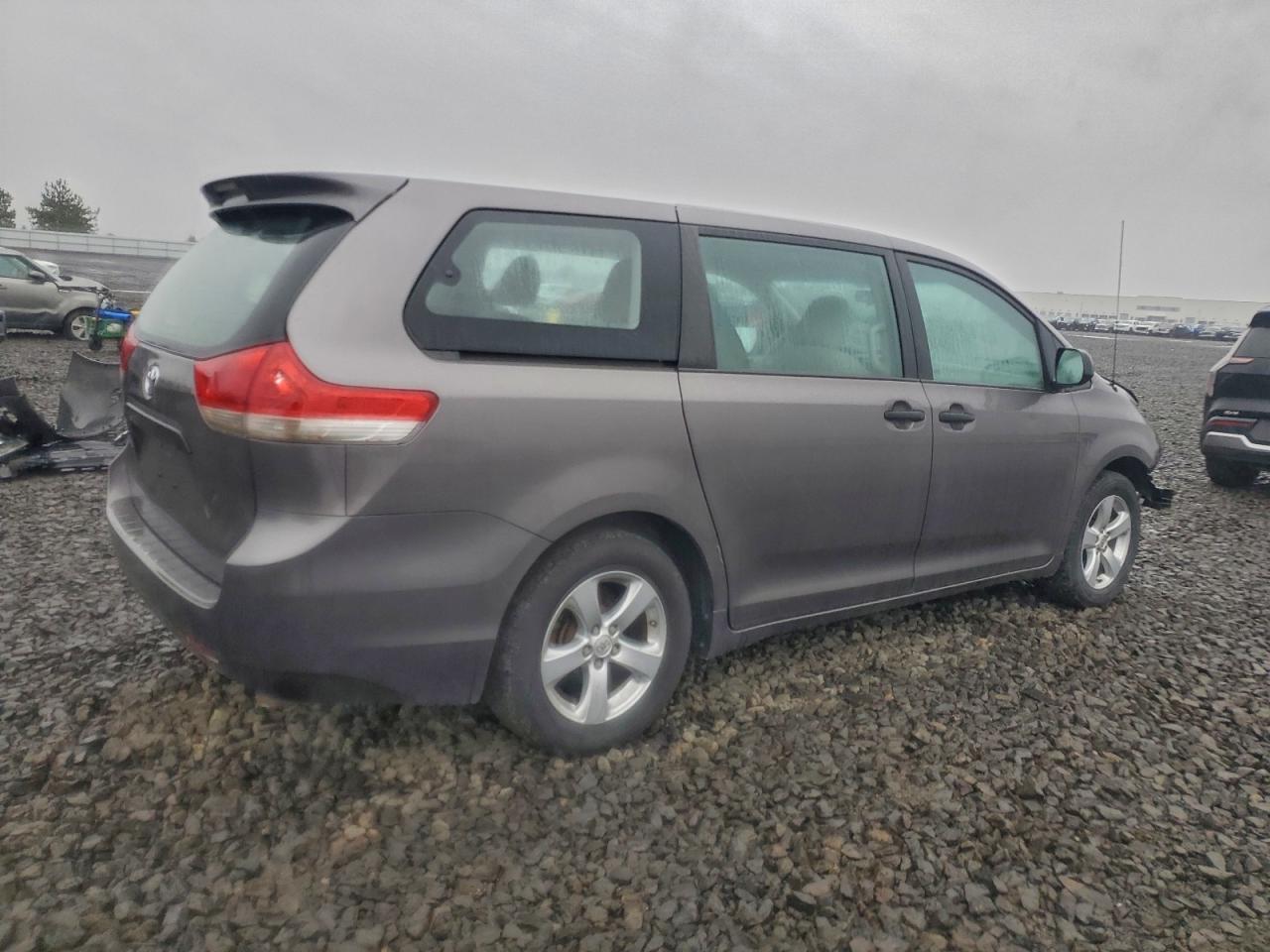 2013 TOYOTA SIENNA photo 3