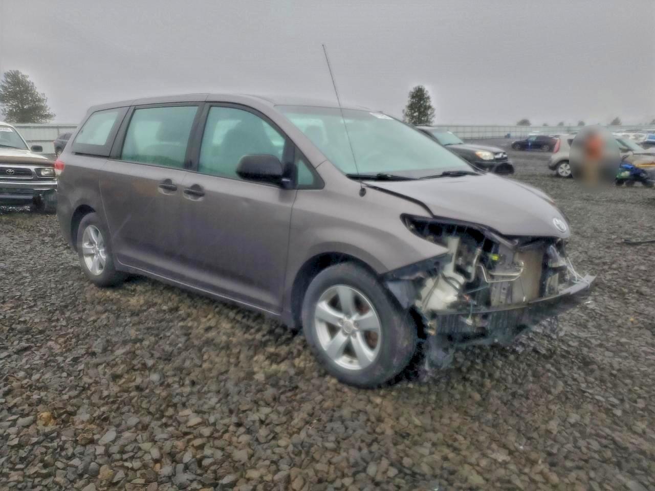 2013 TOYOTA SIENNA photo 4