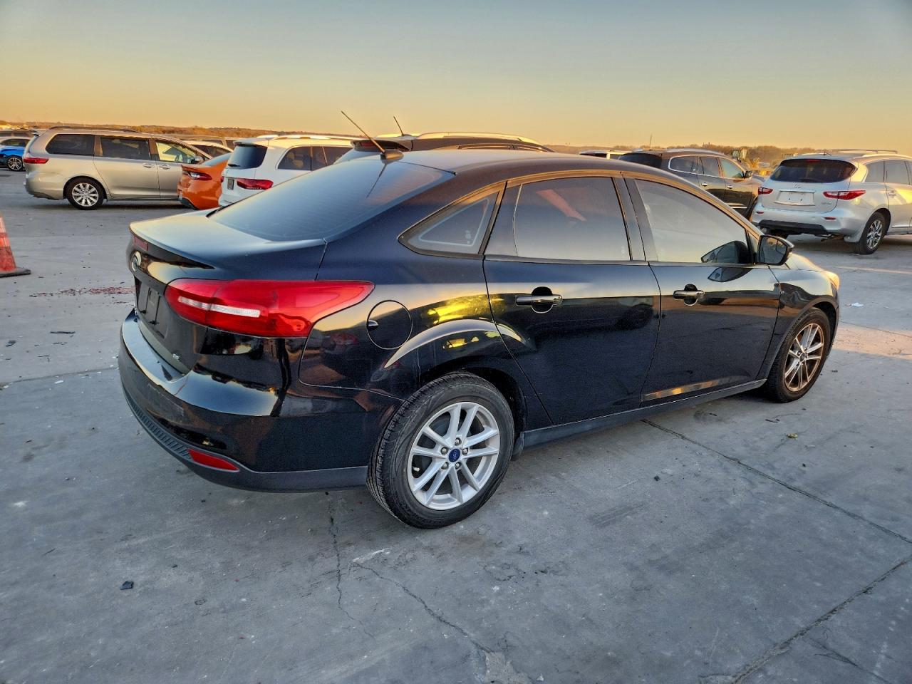 2017 FORD FOCUS SE photo 3
