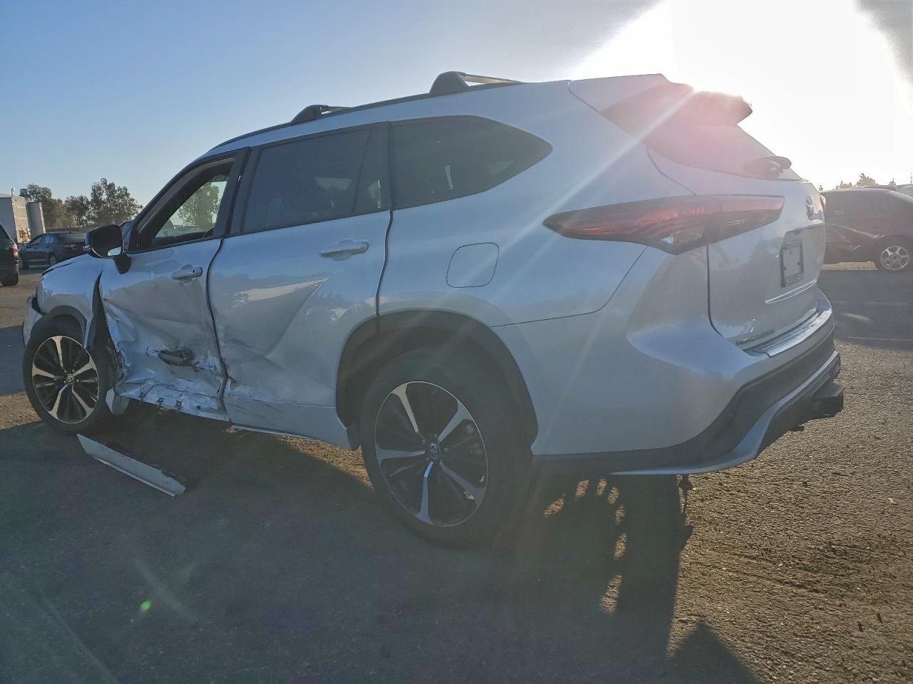 2022 TOYOTA HIGHLANDER XSE photo 3