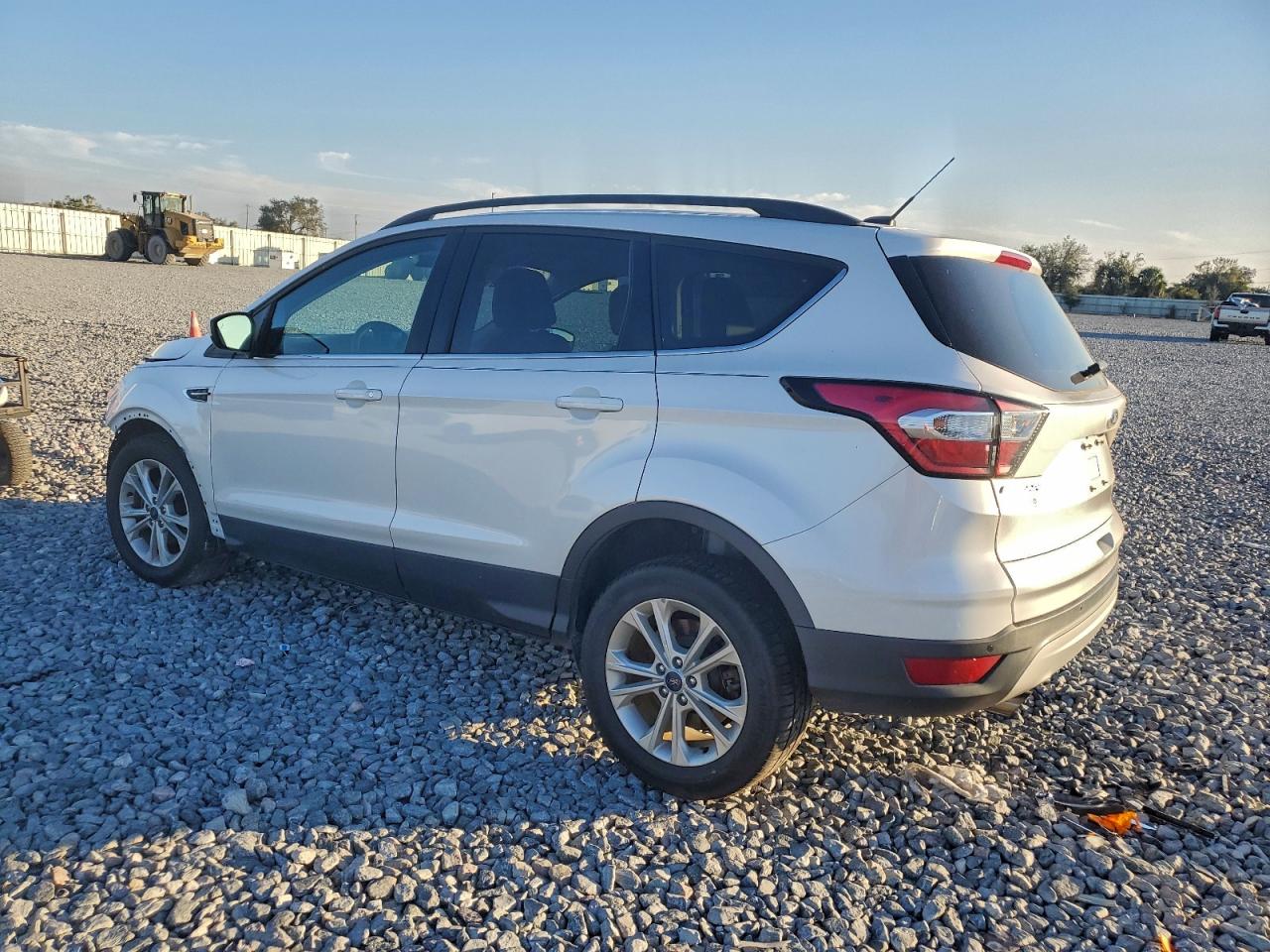 2017 FORD ESCAPE SE photo 5