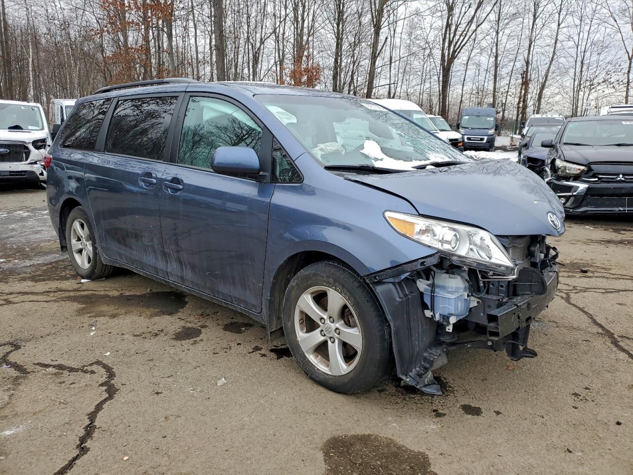 2017 TOYOTA SIENNA LE photo 4