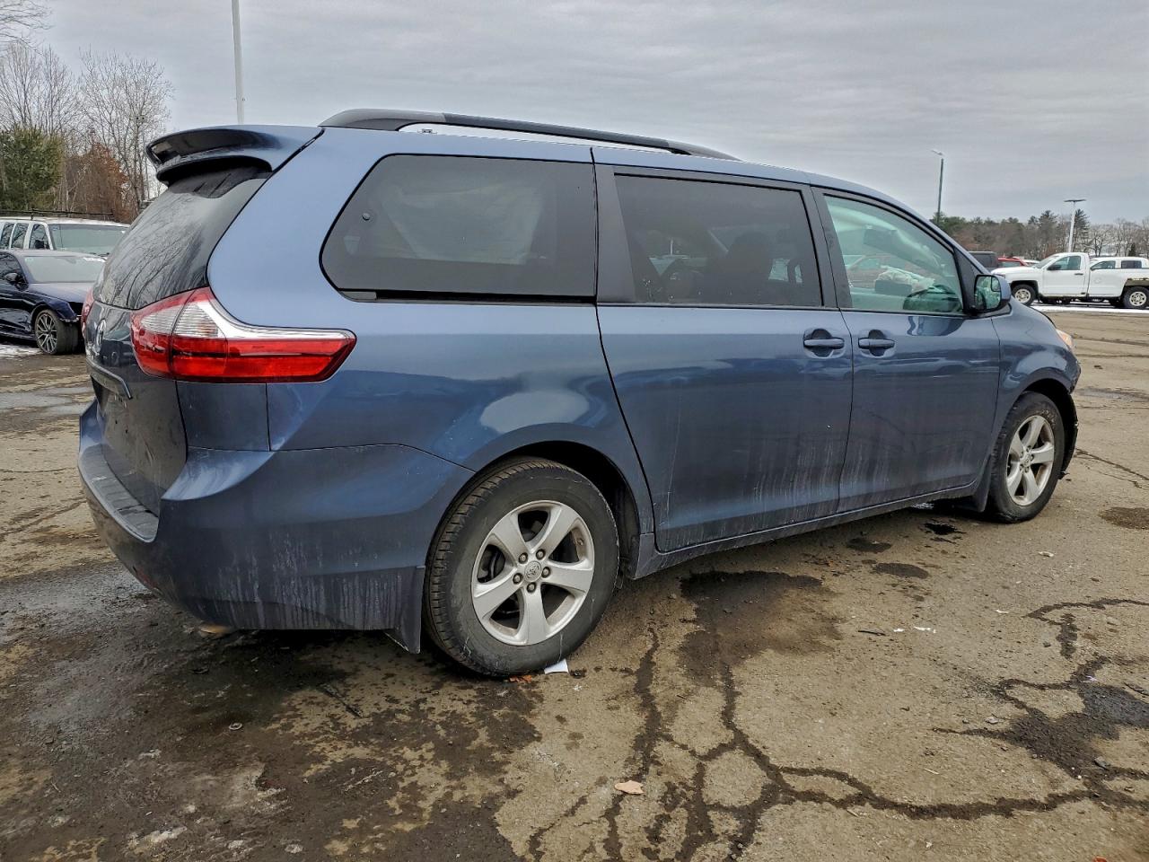 2017 TOYOTA SIENNA LE photo 3