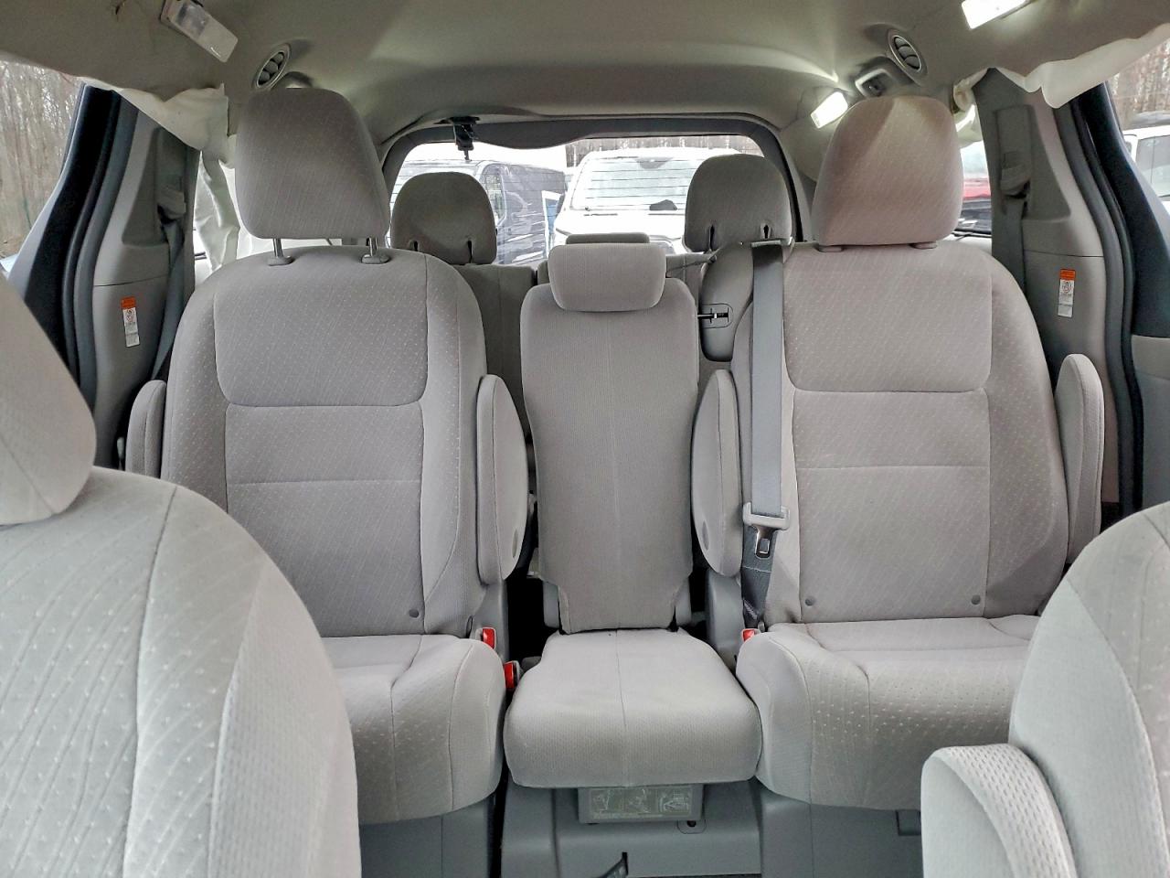 2017 TOYOTA SIENNA LE photo 10