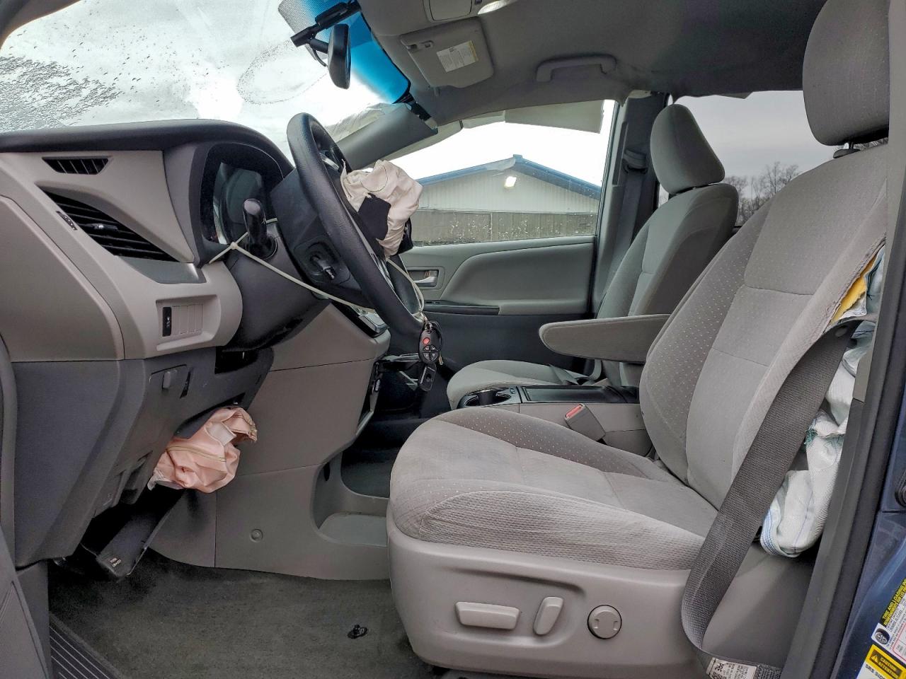 2017 TOYOTA SIENNA LE photo 7