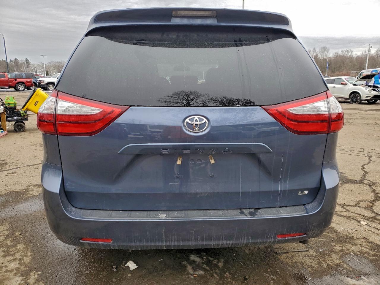 2017 TOYOTA SIENNA LE photo 6